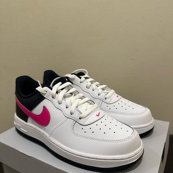 NIB Little Kid's Nike Force 1 White/Fierce Pink CZ1685 109 - Picture 2 of 7